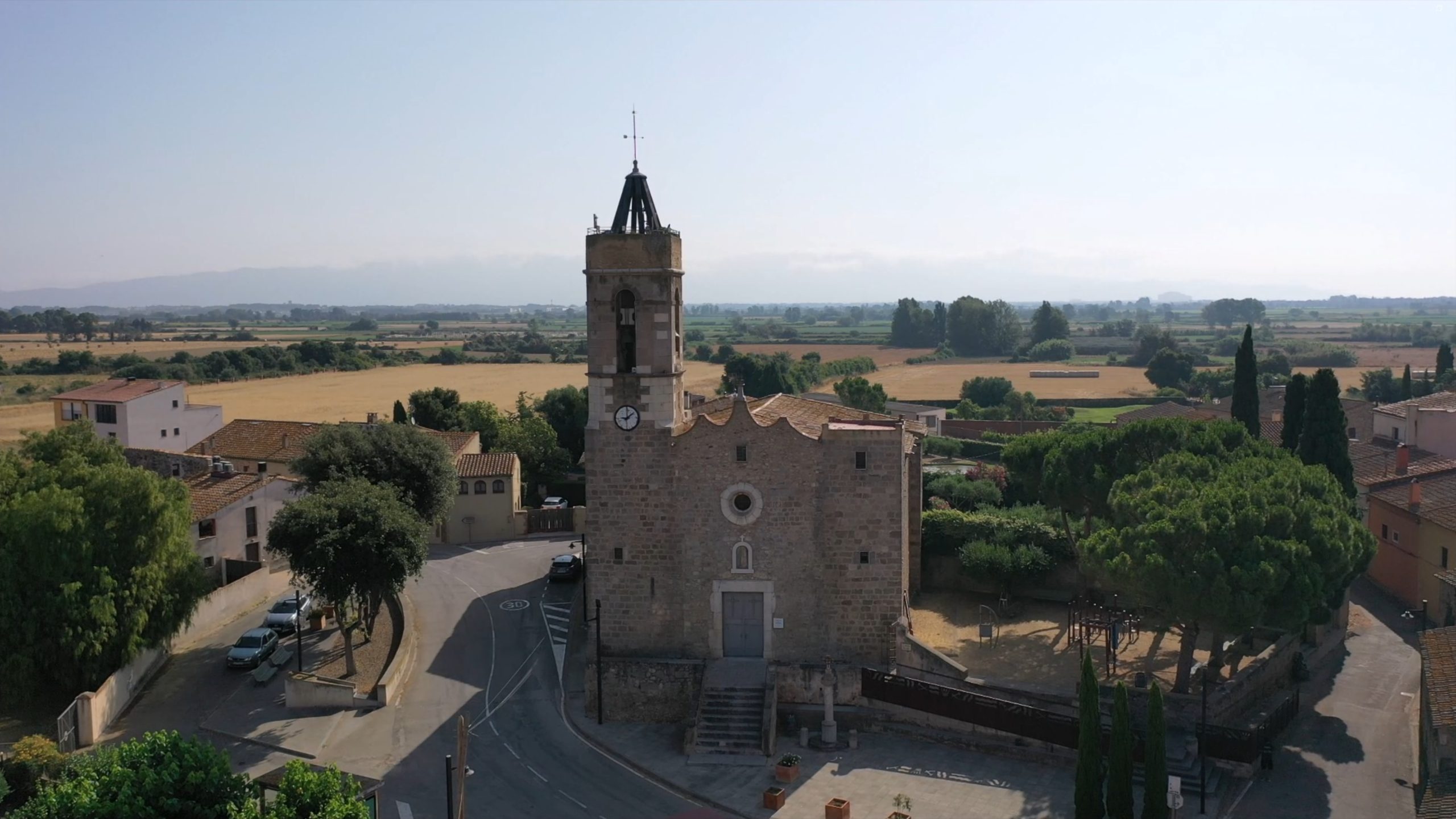 Surcast. Tecnologia aplicada al patrimoni - Vols amb dron - Fotos - Vídeos - Dron - Església Sant Mamet - Riumors -Alt Empordà - Catalunya